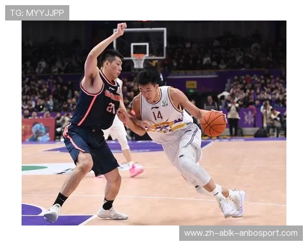 CBA篮球运动员踢足球：探讨CBA球员跨界尝试足球的故事与表现